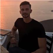 24 anni, Laureato Magistrale in Business Administration. Studio inglese con Professoressa Madrelingua da 15 anni. Sono in possesso